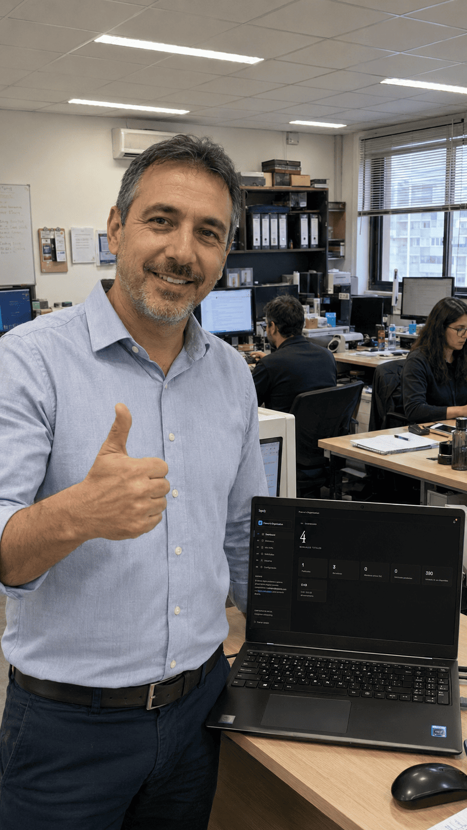 Usuario de Sopscly mostrando el dashboard de procesos en su oficina